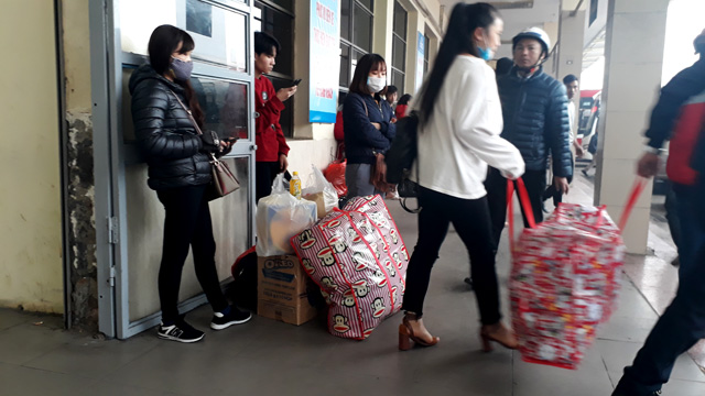 Người dân lỉnh kỉnh đồ đạc đổ về bến xe Mỹ Đình về quê ăn Tết